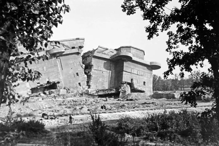 Framed Print : Berlin. Der geborstene Bunker in Berlin Friedrichshain, Deutschland 1946