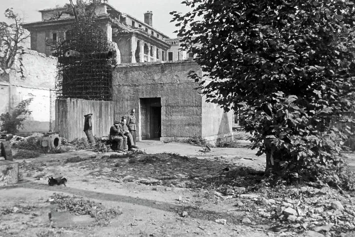 Framed Print : Berlin. Soldaten und Polizei bewachen den Eingang zum Führerbunker im Garten Framed Print : Berlin. Soldaten und Polizei bewachen den Eingang zum Führerbunker im Garten