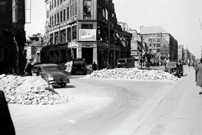 Impression encadrée : Berlin. La vie quotidienne dans les rues de Berlins détruit en Allemagne en 1949 Impression encadrée : Berlin. La vie quotidienne dans les rues de Berlins détruit en Allemagne en 1949