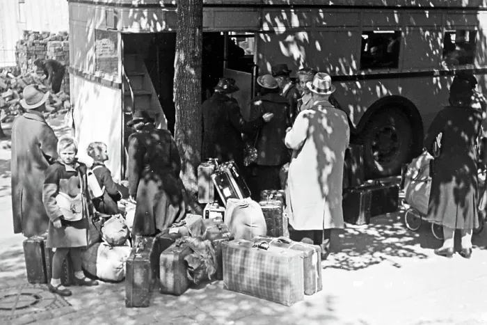 Impression encadrée : Berlin. Passagers montent dans un double-deck de bus à Berlin en Allemagne en 1949