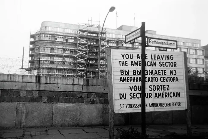Stampa con cornice : Berlin. Mura di Berlino all'angolo del Diamante della Pace e dell'Eckhaus Stampa con cornice : Berlin. Mura di Berlino all'angolo del Diamante della Pace e dell'Eckhaus