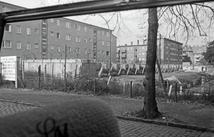 Impresión enmarcada : Berlin. Grenza del sector estadounidense cerca de la calle Treptow en Berlín