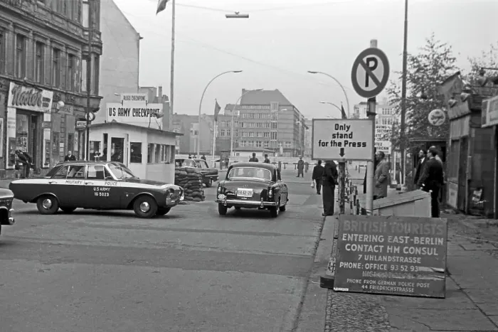 Impression encadrée : Berlin. Le point de contrôle Charlie à la rue Koch dans Berline en Allemagne en 1962 Impression encadrée : Berlin. Le point de contrôle Charlie à la rue Koch dans Berline en Allemagne en 1962