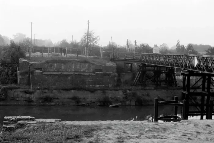 Framed Print : Berlin. Grenze des amerikanischen Sektors an einem Kanal in Berlin, Deutschland 1962 Framed Print : Berlin. Grenze des amerikanischen Sektors an einem Kanal in Berlin, Deutschland 1962