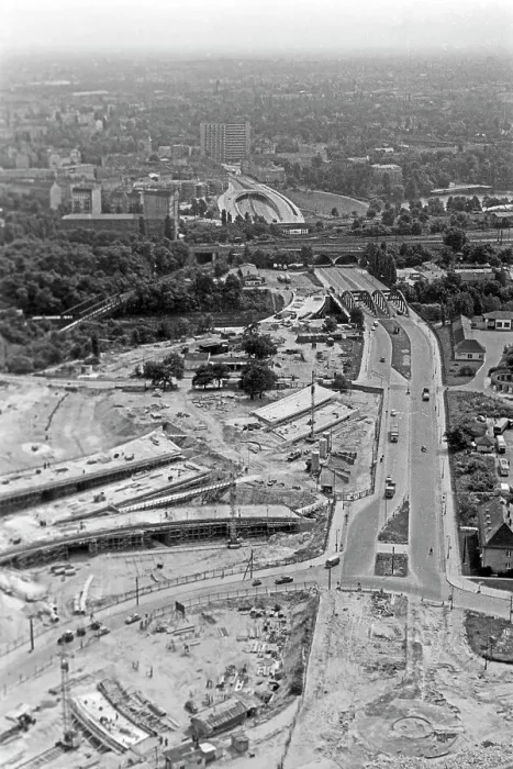 Impresión enmarcada : Berlin. Blick vom Funkturm Berlin auf die Baustelle zum Autobahnzubringer Impresión enmarcada : Berlin. Blick vom Funkturm Berlin auf die Baustelle zum Autobahnzubringer