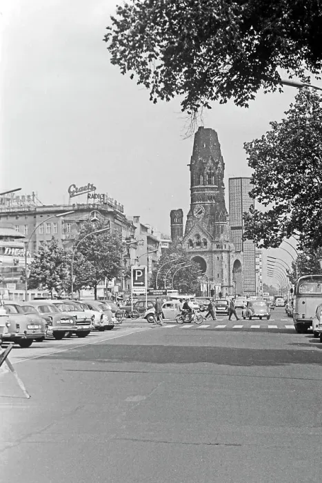 Stampa con cornice : Panorama di Berlino vista dal Kurfürstendamm vicino alla Meinekestrasse verso la Kaiser Wilhelm Gedächtniskirche a Berlino, Germania 1961. Stampa con cornice : Panorama di Berlino vista dal Kurfürstendamm vicino alla Meinekestrasse verso la Kaiser Wilhelm Gedächtniskirche a Berlino, Germania 1961.