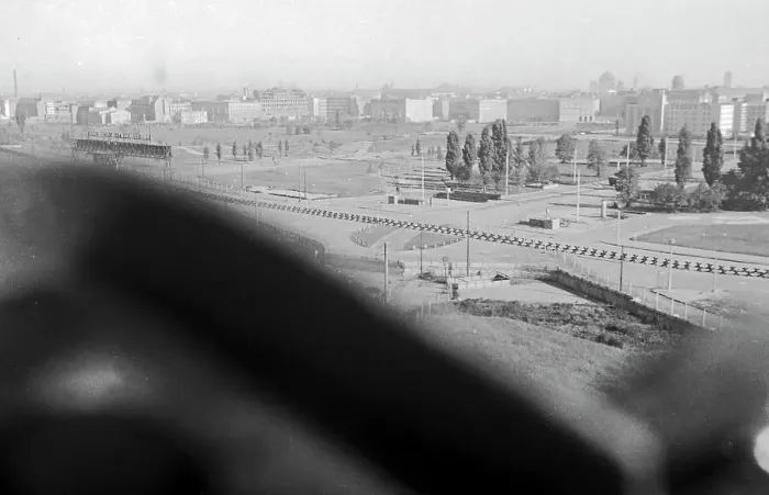 Stampa con cornice : Blick auf die Grenzanlagen am Potsdamer Platz in Berlino, Germania 1962.