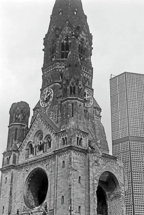 Stampa con cornice : Berlin. La chiesa di memoria del re Guglielmo a Berlino, Germania 1961