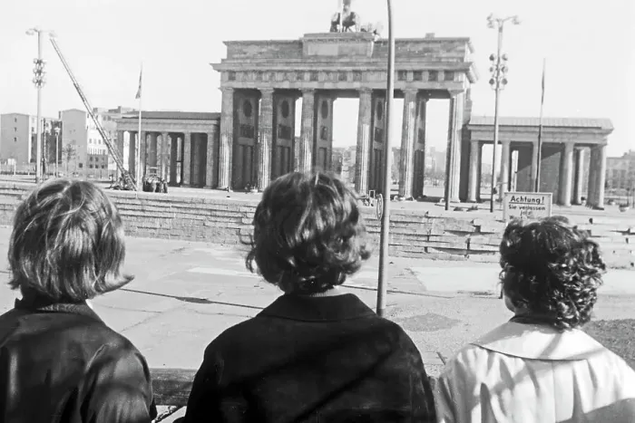 Impresión enmarcada : Berlin. Turistas miran el torre separado del Puente de Berlín en Berlín, Alemania 1962