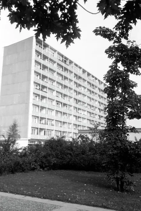 Framed Print : Berlin. Ein Hochhaus der Punkthäuser im Südlichen Hansaviertel in Berlin, Deutschland 1962 Framed Print : Berlin. Ein Hochhaus der Punkthäuser im Südlichen Hansaviertel in Berlin, Deutschland 1962