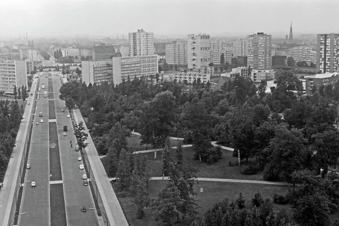 Impresión enmarcada : Panorama de Berlín desde la plataforma del monumento a la Victoria hacia Altonaer Strasse en dirección al barrio Hansaviertel, Alemania 1961. Impresión enmarcada : Panorama de Berlín desde la plataforma del monumento a la Victoria hacia Altonaer Strasse en dirección al barrio Hansaviertel, Alemania 1961.