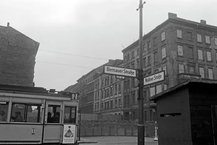 Gerahmter Druck : Berlin. Fahrtanlage am Eck von Bernauer- und Wolliner-Straße in Berlin, Deutschland 1962 Gerahmter Druck : Berlin. Fahrtanlage am Eck von Bernauer- und Wolliner-Straße in Berlin, Deutschland 1962