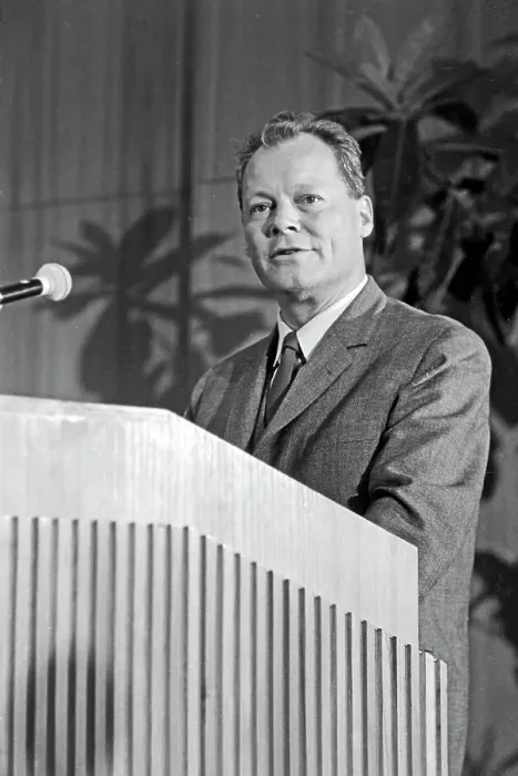 Gerahmter Druck : Der Regierende Bürgermeister von Berlin Willy Brandt als Redner beim 13. Kongress des Internationalen Bundes der Privatangestellten in Berlin, Deutschland 1961 Gerahmter Druck : Der Regierende Bürgermeister von Berlin Willy Brandt als Redner beim 13. Kongress des Internationalen Bundes der Privatangestellten in Berlin, Deutschland 1961
