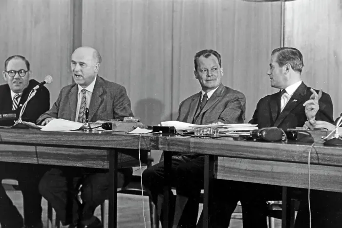 Framed Print : Berlin. Der regierende Bürgermeister von Berlin, Willy Brandt, als Redner beim 13 Framed Print : Berlin. Der regierende Bürgermeister von Berlin, Willy Brandt, als Redner beim 13