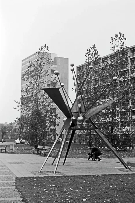 Stampa con cornice : Berlin. Opera d'arte moderna nel quartiere di Hansaviertel a Berlino, Germania 1962 Stampa con cornice : Berlin. Opera d'arte moderna nel quartiere di Hansaviertel a Berlino, Germania 1962
