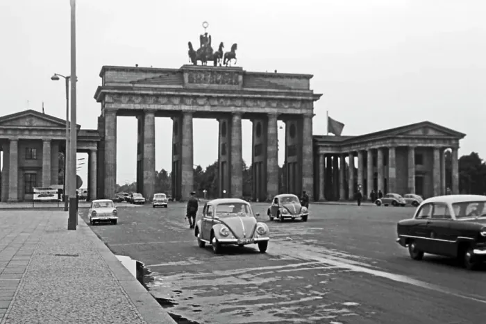 Stampa con cornice : Berlin. Il Porta di Brandeburgo a Berlino due settimane prima della costruzione del muro Stampa con cornice : Berlin. Il Porta di Brandeburgo a Berlino due settimane prima della costruzione del muro