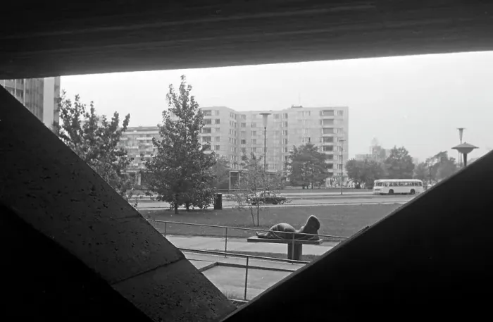 Framed Print : Berlin. Blick durch Betonstützen auf Wohnhäuser im Hansaviertel in Berlin Framed Print : Berlin. Blick durch Betonstützen auf Wohnhäuser im Hansaviertel in Berlin