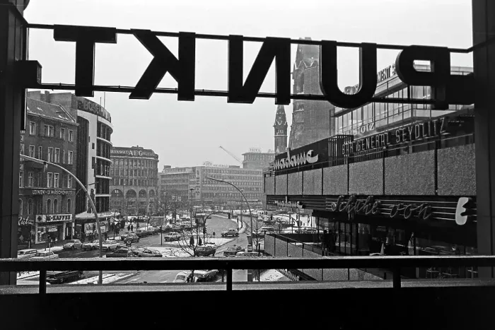 Impression encadrée : Vue de la rue animée Tauentzienstrasse en direction de l'église commémorative Kaiser Wilhelm à Berlin, Allemagne 1970. Impression encadrée : Vue de la rue animée Tauentzienstrasse en direction de l'église commémorative Kaiser Wilhelm à Berlin, Allemagne 1970.