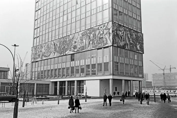 Impression encadrée : Berlin. Le maison du professeur à l'Alexanderplatz à Berline en Allemagne en 1970 Impression encadrée : Berlin. Le maison du professeur à l'Alexanderplatz à Berline en Allemagne en 1970