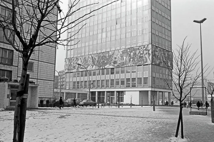 Framed Print : Berlin. Das Haus des Lehrers am Alexanderplatz in Berlin, Deutschland 1970 Framed Print : Berlin. Das Haus des Lehrers am Alexanderplatz in Berlin, Deutschland 1970
