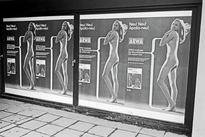 Impresión enmarcada : Berlin. Anuncio de la publicación de Arwa Bodypé pep pantorras con algodón mini en Berlín Impresión enmarcada : Berlin. Anuncio de la publicación de Arwa Bodypé pep pantorras con algodón mini en Berlín