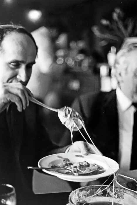 Stampa con cornice : Berlin. Due uomini al combattimento con formaggio fuso processato in un Stampa con cornice : Berlin. Due uomini al combattimento con formaggio fuso processato in un