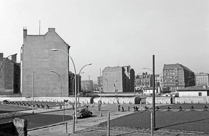 Framed Print : Berlin. Menschen am Potsdamer Platz in Berlin schauen über die Sperrzone