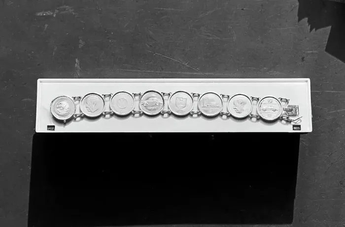 Stampa con cornice : Berlin. Cinturino con monete della Volkswagen, Germania 1970