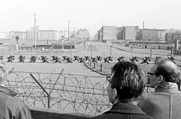 Gerahmter Druck : Berlin. Menschen am Potsdamerplatz im Jahr 1963 in Berlin, Deutschland Gerahmter Druck : Berlin. Menschen am Potsdamerplatz im Jahr 1963 in Berlin, Deutschland