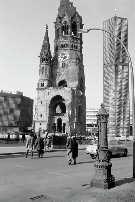 Stampa con cornice : Berlin. La chiesa di memoria del kaiser Wilhelmo a Berlino con il nuovo