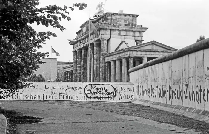 Stampa con cornice : Berlin. Ciaoventi per la Natale spruzzati sulla mura di Berlino vicino Stampa con cornice : Berlin. Ciaoventi per la Natale spruzzati sulla mura di Berlino vicino