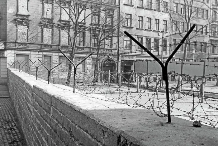 Impression encadrée : Berlin. Murs et installations de frontières à proximité de la rue Bernauer dans Berlijn Impression encadrée : Berlin. Murs et installations de frontières à proximité de la rue Bernauer dans Berlijn