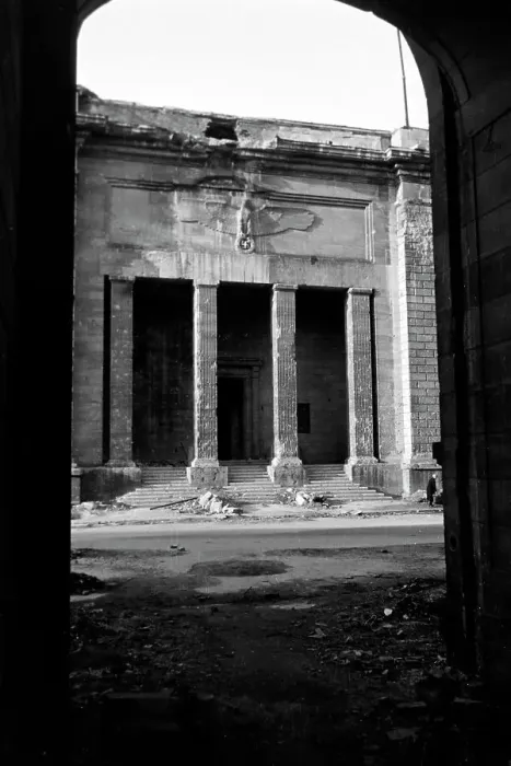 Impression encadrée : Berlin. La Nouvelle Chancellerie du Troisième République endommagée à Berline en 1949 Impression encadrée : Berlin. La Nouvelle Chancellerie du Troisième République endommagée à Berline en 1949