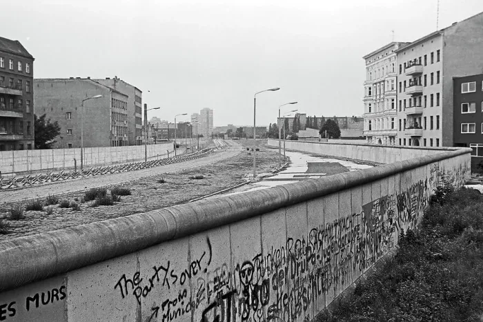 Framed Print : Berlin. Graffiti an der Berliner Mauer, Deutschland 1984 Framed Print : Berlin. Graffiti an der Berliner Mauer, Deutschland 1984
