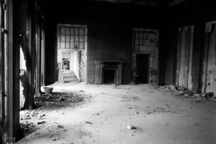 Impresión enmarcada : El despacho principal destruido en la Nueva Cancillería del Reich, 1947 Impresión enmarcada : El despacho principal destruido en la Nueva Cancillería del Reich, 1947