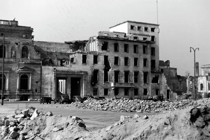 Impresión enmarcada : Los restos de la Nueva Cancillería del Reich, 1946. Impresión enmarcada : Los restos de la Nueva Cancillería del Reich, 1946.