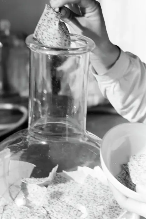 Impression encadrée : Un Laborant extrait un échantillon de venin d'abeille d'un flacon en verre, Allemagne 1930. Impression encadrée : Un Laborant extrait un échantillon de venin d'abeille d'un flacon en verre, Allemagne 1930.