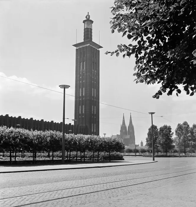 Framed Print : Köln. Blick auf den Messeturm und den Dom in Köln, 1930er Jahre Framed Print : Köln. Blick auf den Messeturm und den Dom in Köln, 1930er Jahre