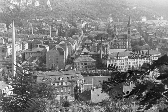 Framed Print : Stadt. Blick auf eine Stadt, Deutschland 1930er Jahre. View to a city, Germany 1930s Framed Print : Stadt. Blick auf eine Stadt, Deutschland 1930er Jahre. View to a city, Germany 1930s