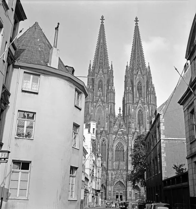 Framed Print : Köln. Blick von der Burgmauer auf den Hohen Dom zu Köln in einer Gesamtansicht Framed Print : Köln. Blick von der Burgmauer auf den Hohen Dom zu Köln in einer Gesamtansicht