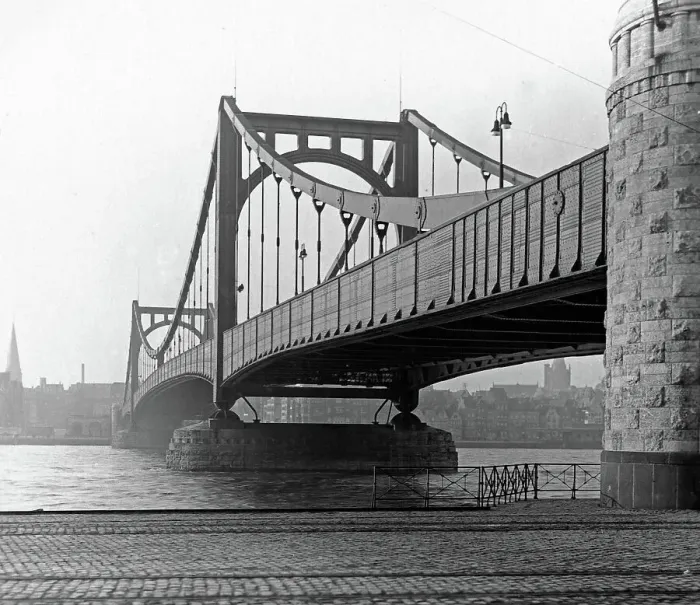 Impresión enmarcada : Köln. Blick von Deutz auf die Hindenburgbrücke in Richtung Stadt Köln mit Impresión enmarcada : Köln. Blick von Deutz auf die Hindenburgbrücke in Richtung Stadt Köln mit