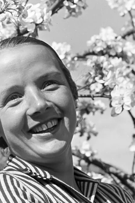 Gerahmter Druck : Blüte. Eine junge Frau steht unter einem blühenden Apfelbaum im Schwarzwald Gerahmter Druck : Blüte. Eine junge Frau steht unter einem blühenden Apfelbaum im Schwarzwald