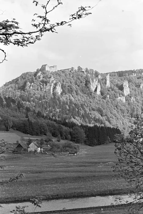 Framed Print : Blüte. Eine idyllisch gelegene kleine Ortschaft im Schwarzwald, Deutschland 1930er Jahre Framed Print : Blüte. Eine idyllisch gelegene kleine Ortschaft im Schwarzwald, Deutschland 1930er Jahre