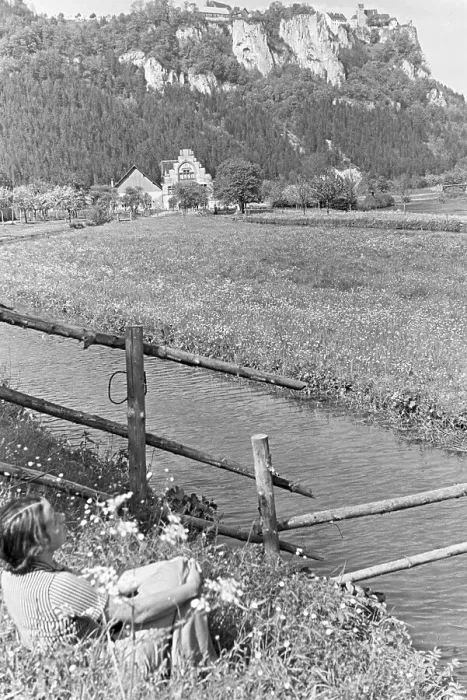 Framed Print : Blüte. Eine junge Frau sitzt im Gras einer Wiese vor einem kleinen Bach im Schwarzwald Framed Print : Blüte. Eine junge Frau sitzt im Gras einer Wiese vor einem kleinen Bach im Schwarzwald