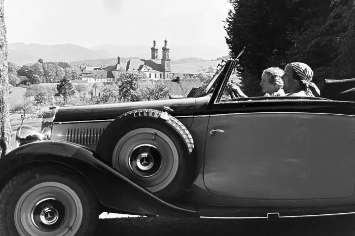 Framed Print : Blüte. Zwei junge Frauen bei einer Spazierfahrt mit dem Cabrio durch die Framed Print : Blüte. Zwei junge Frauen bei einer Spazierfahrt mit dem Cabrio durch die