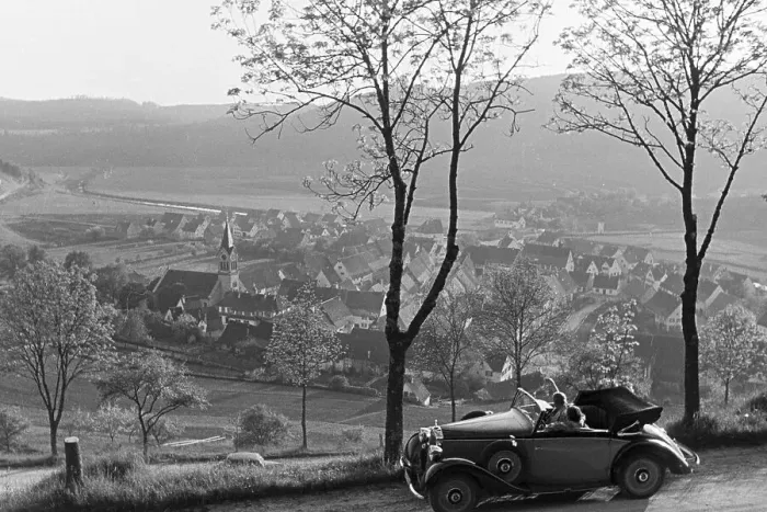 Framed Print : Blüte. Zwei junge Frauen bei einer Spazierfahrt mit dem Cabrio durch die Framed Print : Blüte. Zwei junge Frauen bei einer Spazierfahrt mit dem Cabrio durch die