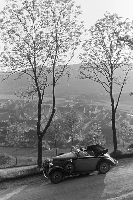 Framed Print : Blüte. Zwei junge Frauen bei einer Spazierfahrt mit dem Cabrio durch die Framed Print : Blüte. Zwei junge Frauen bei einer Spazierfahrt mit dem Cabrio durch die