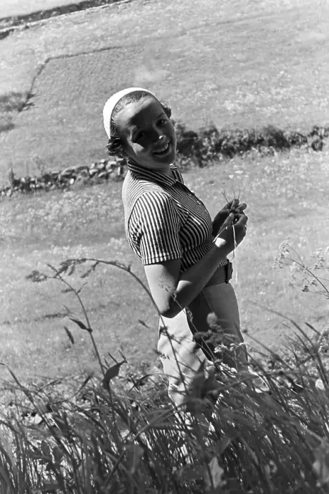 Impresión enmarcada : Blüte. Una joven mujer en una pradera del Bosque Negro, Alemania décadas de 1930
