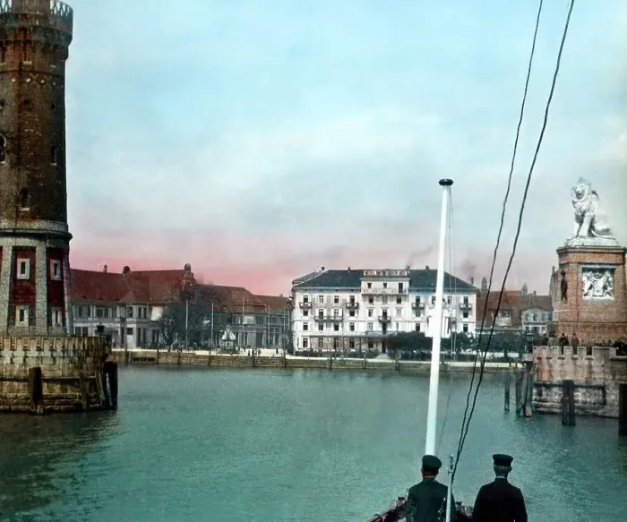 Framed Print : Bodensee. Die Hafeneinfahrt nach Lindau vom Bodensee aus