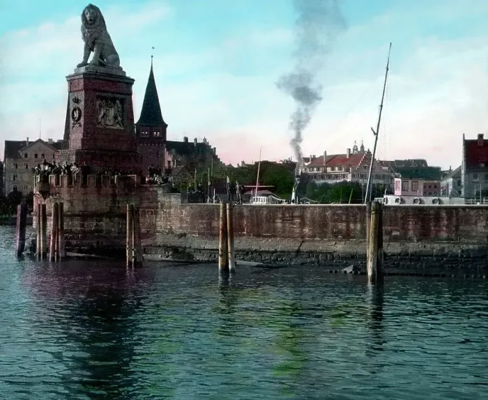 Gerahmter Druck : Bodensee. Löwenskulptur am Hafenbeinlass in Lindau, über dem Bodensee Gerahmter Druck : Bodensee. Löwenskulptur am Hafenbeinlass in Lindau, über dem Bodensee